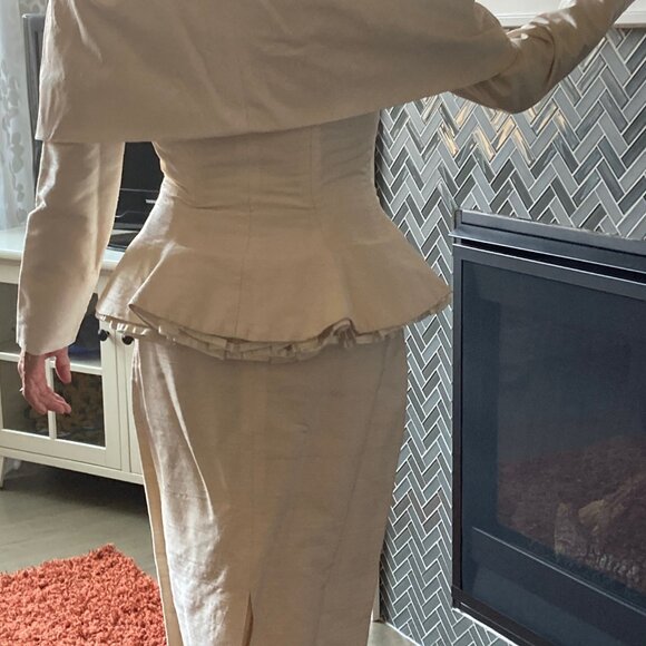 Raw silk suit.  Pencil skirt and peplum jacket.  Cream colored. - Picture 5 of 5